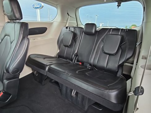 Used 2023 Chrysler Pacifica Touring-L FWD image 36