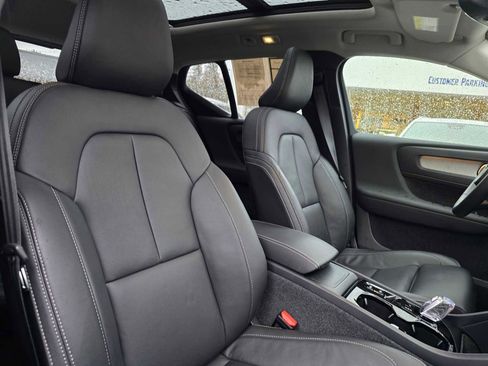 Used 2025 Volvo XC40 B5 Plus image 11