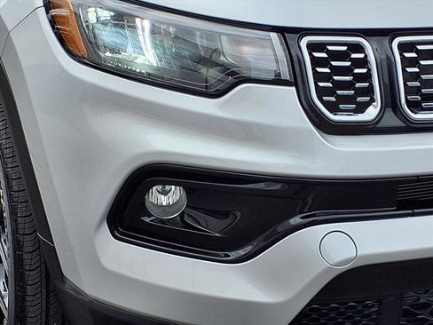 Certified 2025 Jeep Compass Limited image 25