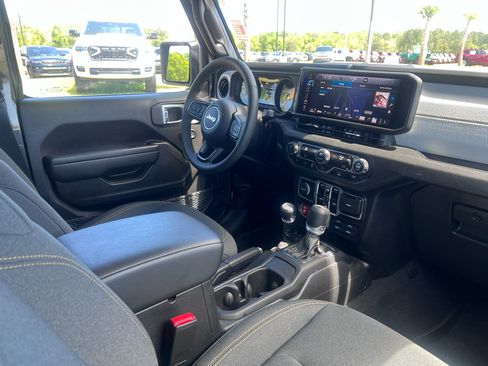 Used 2025 Jeep Wrangler Willys image 13