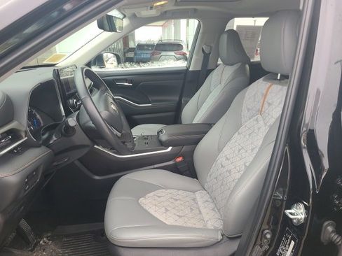 Used 2023 Toyota Highlander Bronze Edition image 17