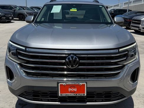Used 2024 Volkswagen Atlas SE w/ Panoramic Sunroof Package FWD image 4
