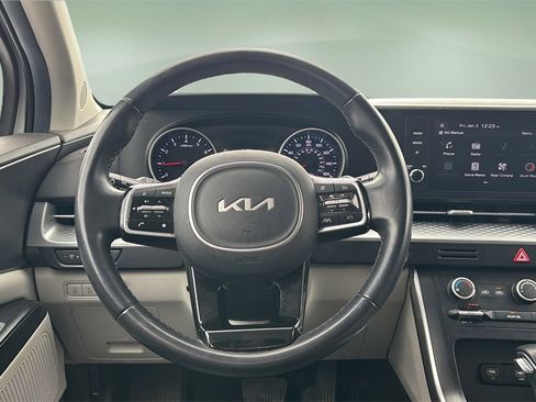 Used 2022 Kia Carnival LX image 14