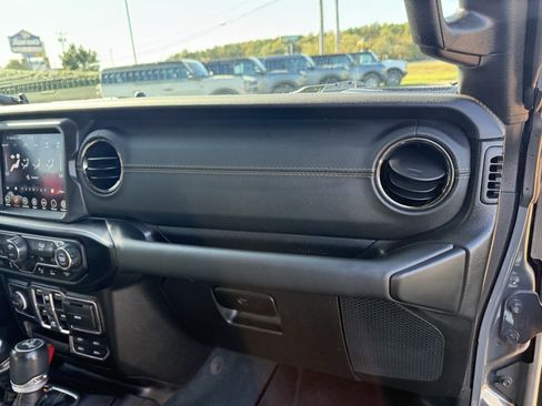 Used 2022 Jeep Wrangler Unlimited Sahara image 33