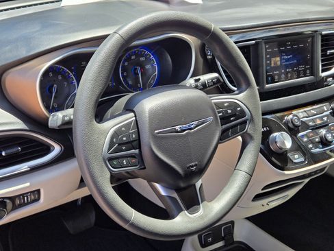 Used 2018 Chrysler Pacifica Touring Plus FWD image 15