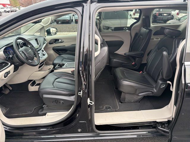 Used 2024 Chrysler Pacifica Touring-L FWD image 8