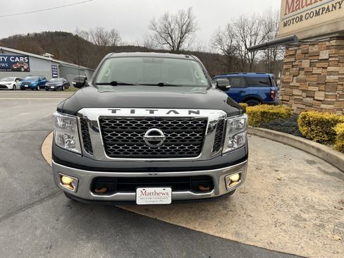 Used 2018 Nissan Titan SV image 3