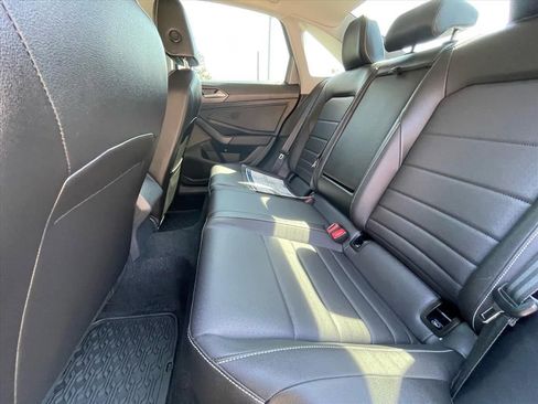 Used 2023 Volkswagen Jetta SE image 5