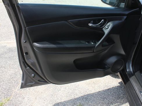 Used 2018 Nissan Rogue SV AWD/4WD image 14