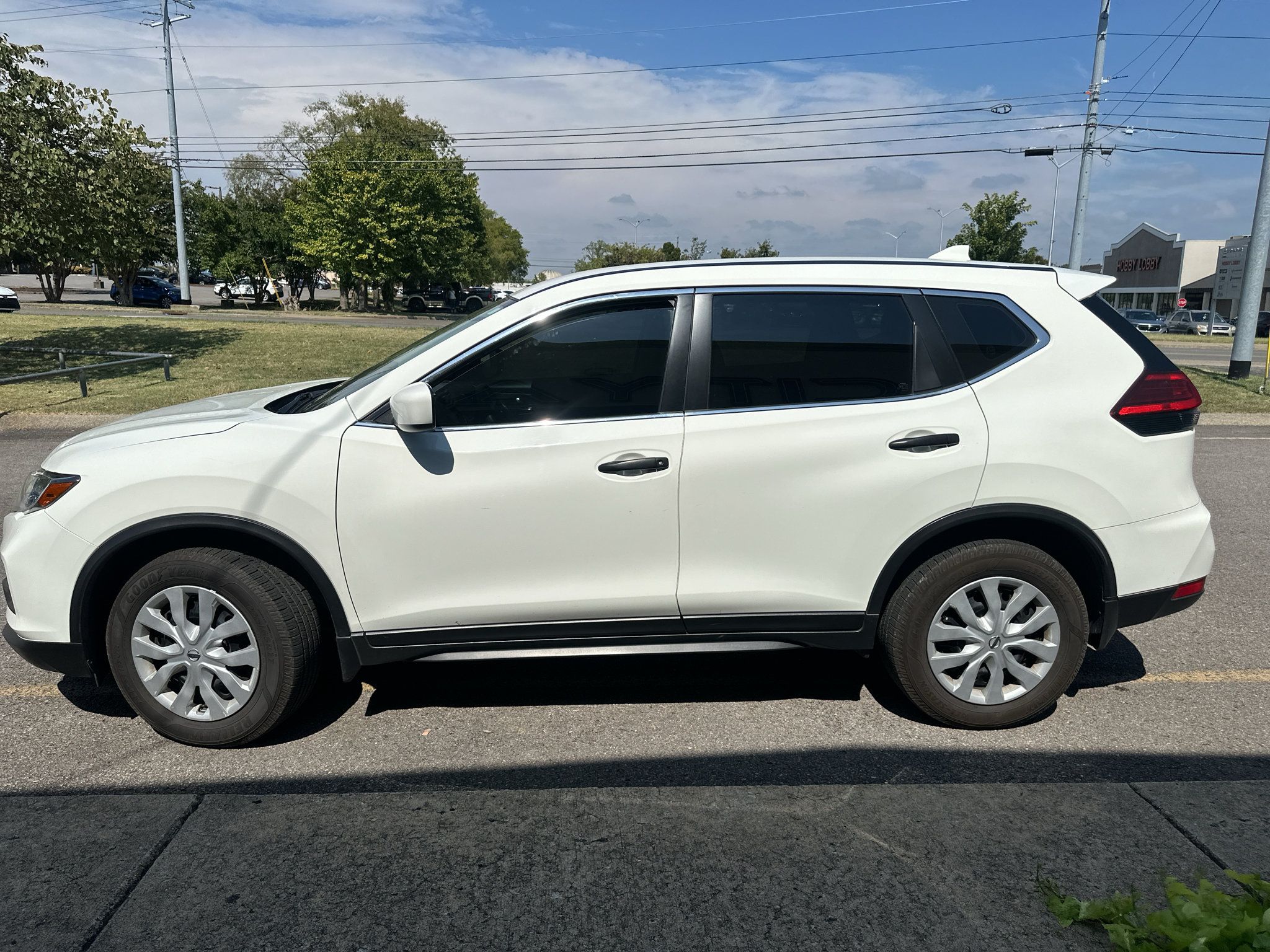 Used 2017 Nissan Rogue S AWD/4WD image 7