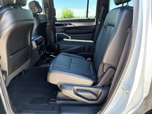 Used 2023 Jeep Wagoneer Series II AWD/4WD image 6