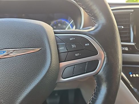 Used 2019 Chrysler Pacifica Touring-L FWD image 43
