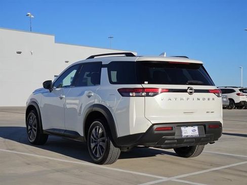Used 2024 Nissan Pathfinder SV image 3