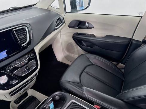 Used 2023 Chrysler Pacifica Touring-L FWD image 23