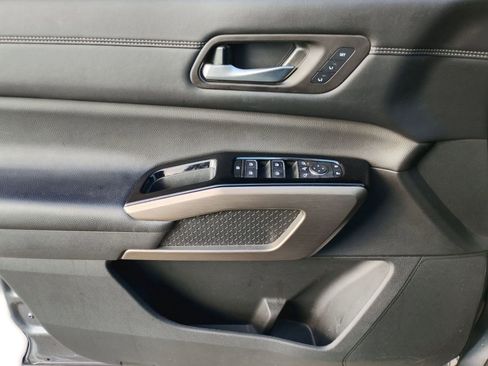 Used 2024 Nissan Pathfinder Platinum image 11