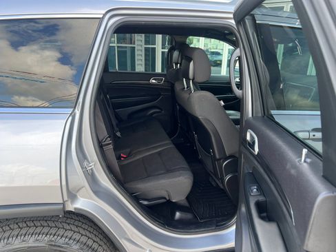 Used 2021 Jeep Grand Cherokee Laredo RWD image 15