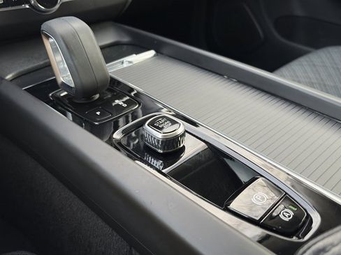 Used 2022 Volvo XC60 B5 Momentum image 20