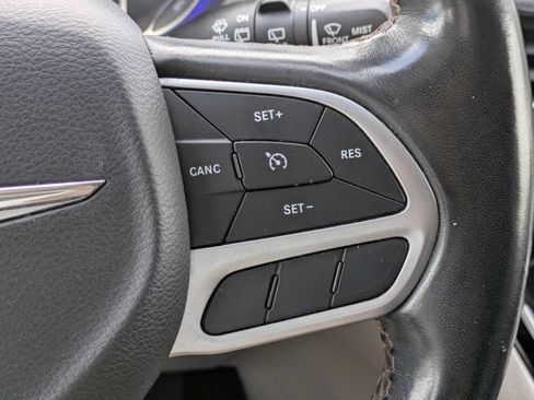 Used 2019 Chrysler Pacifica Touring-L FWD image 28