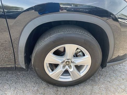 Used 2024 Toyota Highlander LE FWD image 39