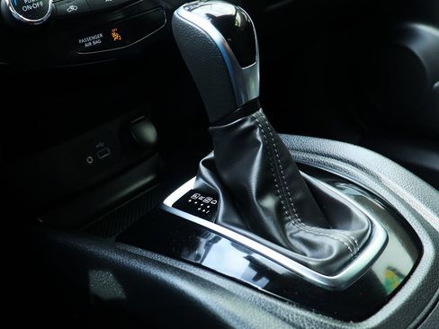 Used 2022 Nissan Rogue Sport SV image 50