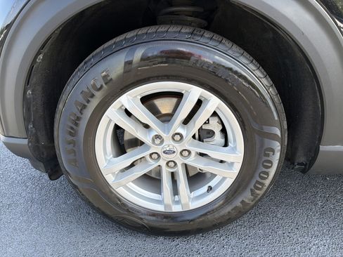 Used 2023 Ford Explorer XLT w/ Equipment Group 202A RWD image 9