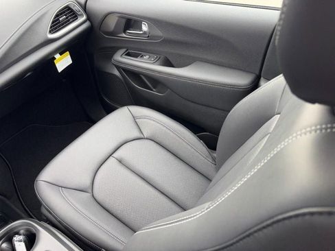 New 2026 Chrysler Pacifica Select image 11
