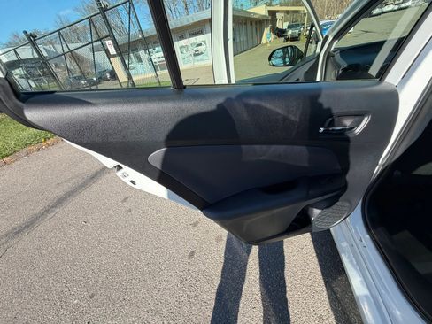 Used 2021 Toyota Prius LE image 19