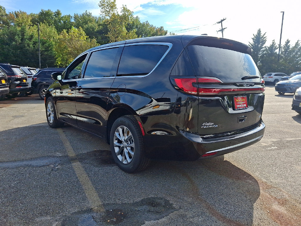 New 2027 Chrysler Pacifica Select AWD/4WD image 3