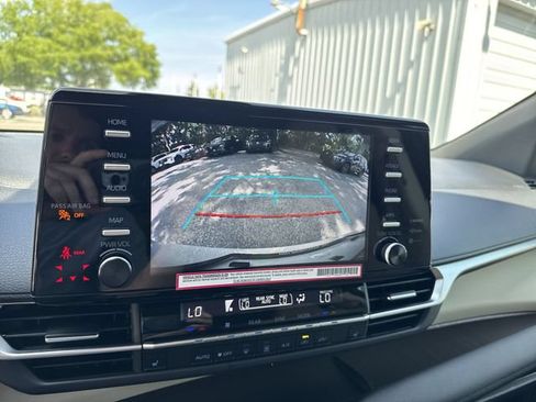 Used 2024 Toyota Sienna XLE FWD image 21