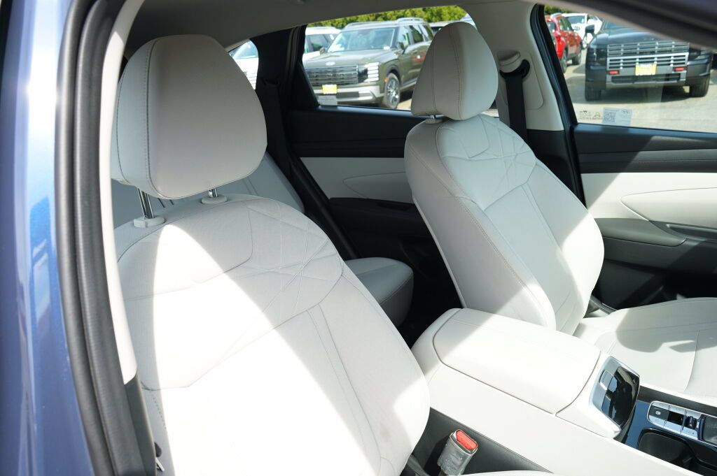 Certified 2025 Hyundai Tucson SE FWD image 29