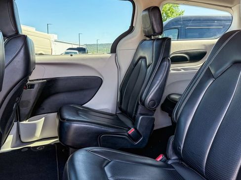 Used 2023 Chrysler Pacifica Touring-L FWD image 17