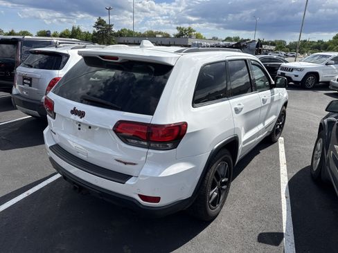 Used 2017 Jeep Grand Cherokee Trailhawk w/ Trailhawk Luxury Group AWD/4WD image 3