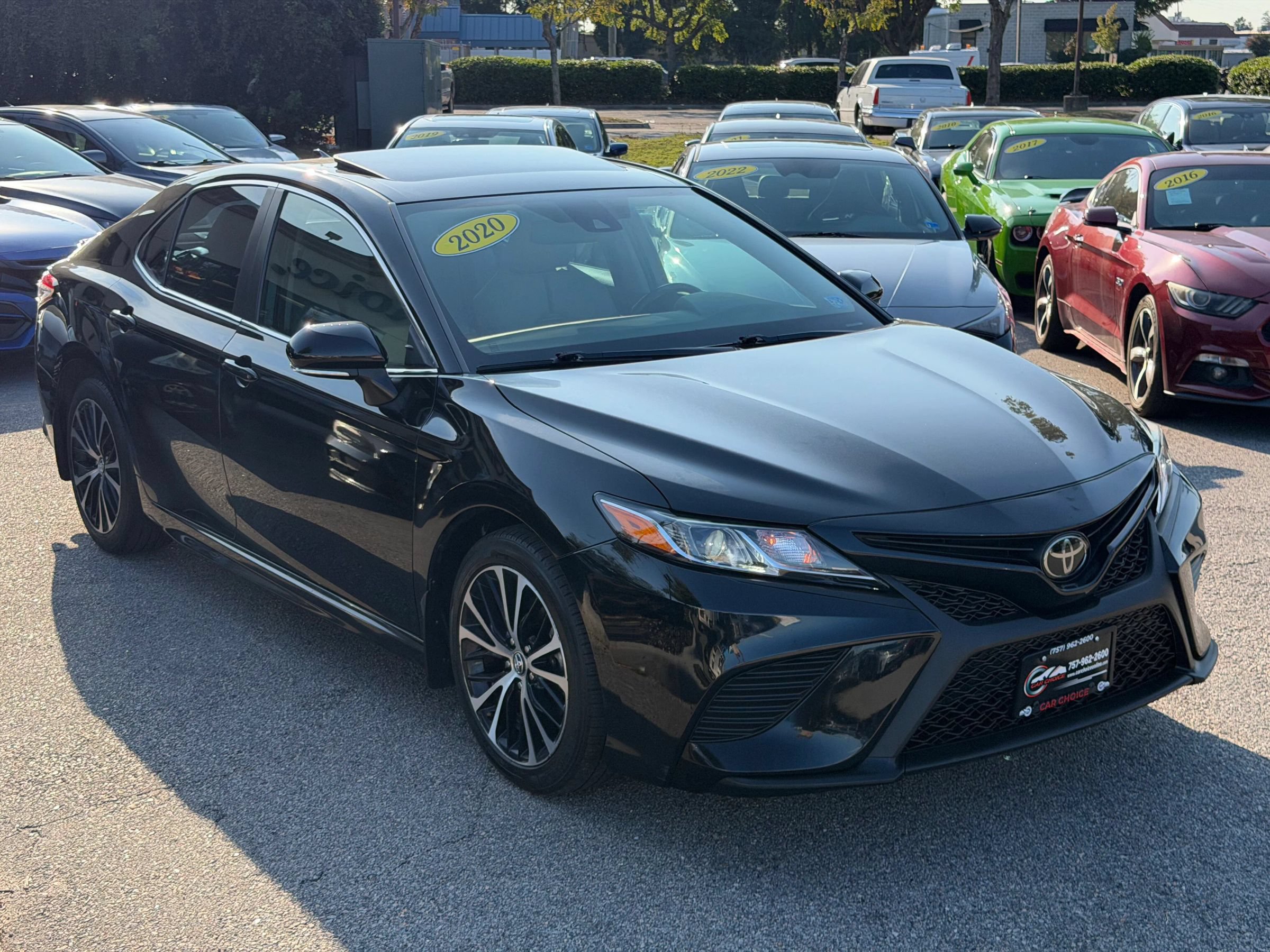 Used 2020 Toyota Camry SE w/ Convenience Package FWD image 4