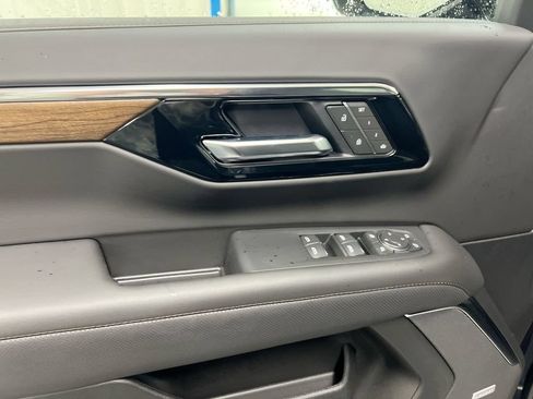 Used 2025 Chevrolet Suburban High Country AWD/4WD image 21