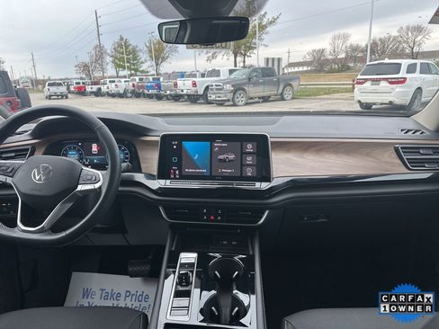 Used 2024 Volkswagen Atlas SE image 2