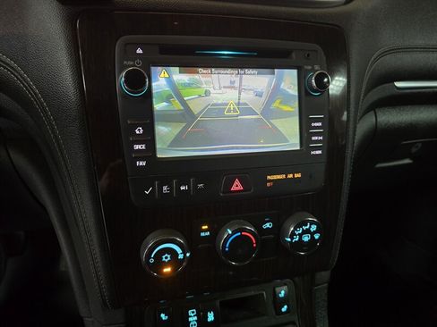 Used 2015 Chevrolet Traverse LT w/ Style and Technology Package FWD image 24