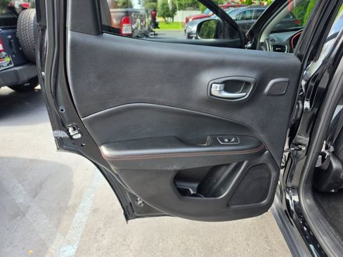 Used 2017 Jeep Compass Trailhawk w/ Leather Interior Group AWD/4WD image 30