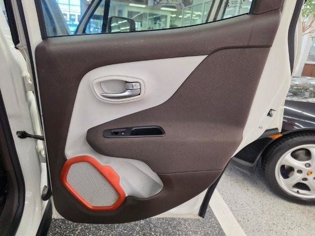 Used 2016 Jeep Renegade Latitude FWD image 33