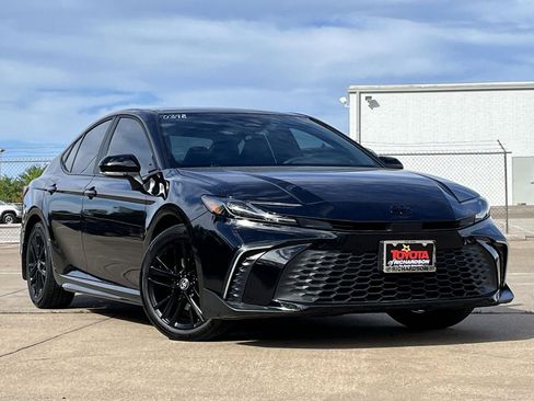 Used 2025 Toyota Camry SE w/ Convenience Package image 2