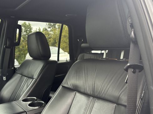 Used 2017 Lincoln Navigator Select image 18