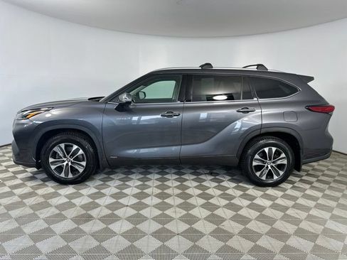 Used 2021 Toyota Highlander XLE AWD/4WD image 10