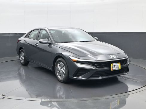 New 2026 Hyundai Elantra SE FWD image 3