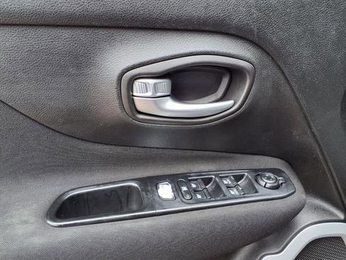 Used 2018 Jeep Renegade Latitude image 14