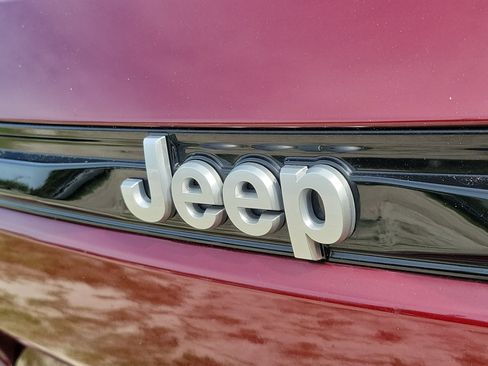Used 2025 Jeep Grand Cherokee Limited RWD image 6