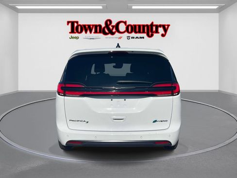 Used 2024 Chrysler Pacifica Limited FWD image 8