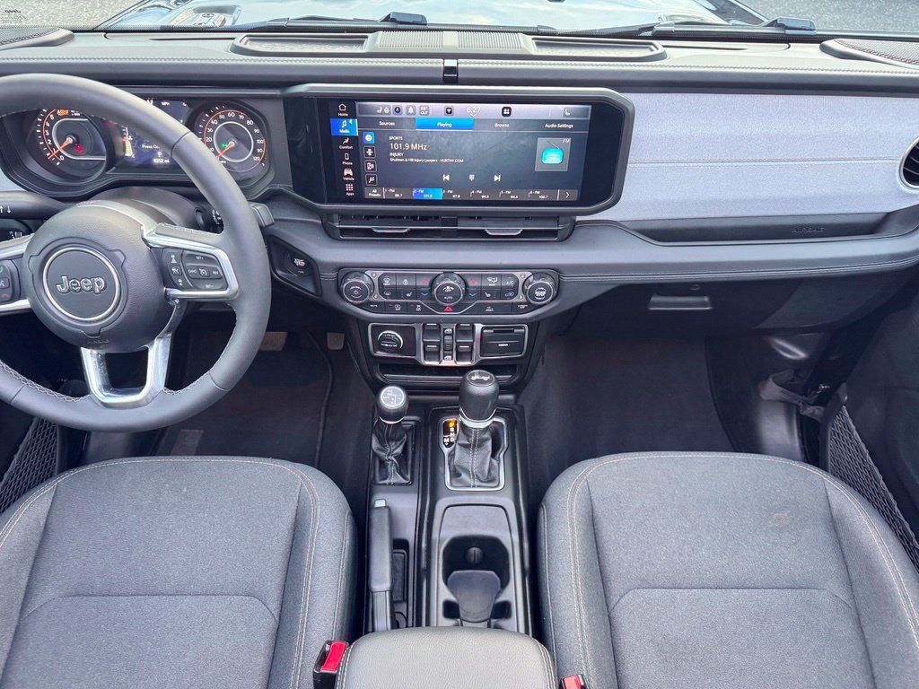 Used 2026 Jeep Wrangler Unlimited Sahara AWD/4WD image 12