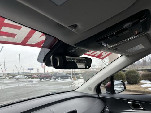 Used 2023 Kia Carnival LX image 27