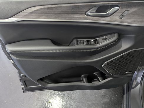 Used 2023 Jeep Grand Cherokee 4WD 4xe image 11