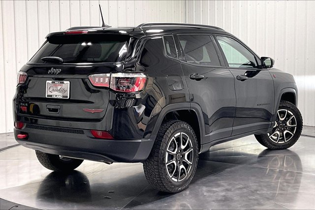 Used 2025 Jeep Compass Trailhawk w/ Sun & Sound Group AWD/4WD image 13