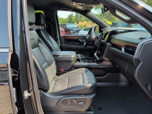 Used 2025 GMC Yukon XL Denali AWD/4WD image 37